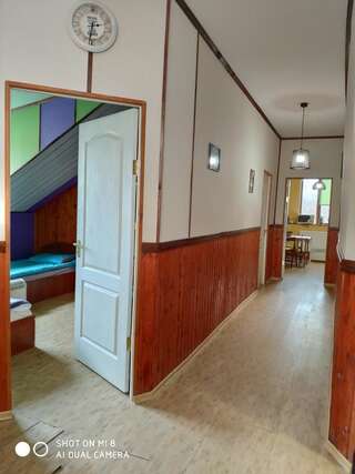 Мини-отель Hostel Vokzal Мукачево Кровать в общем 4-местном номере для мужчин и женщин-1