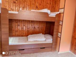 Мини-отель Hostel Vokzal Мукачево Спальное место на двухъярусной кровати в общем номере для мужчин и женщин-1